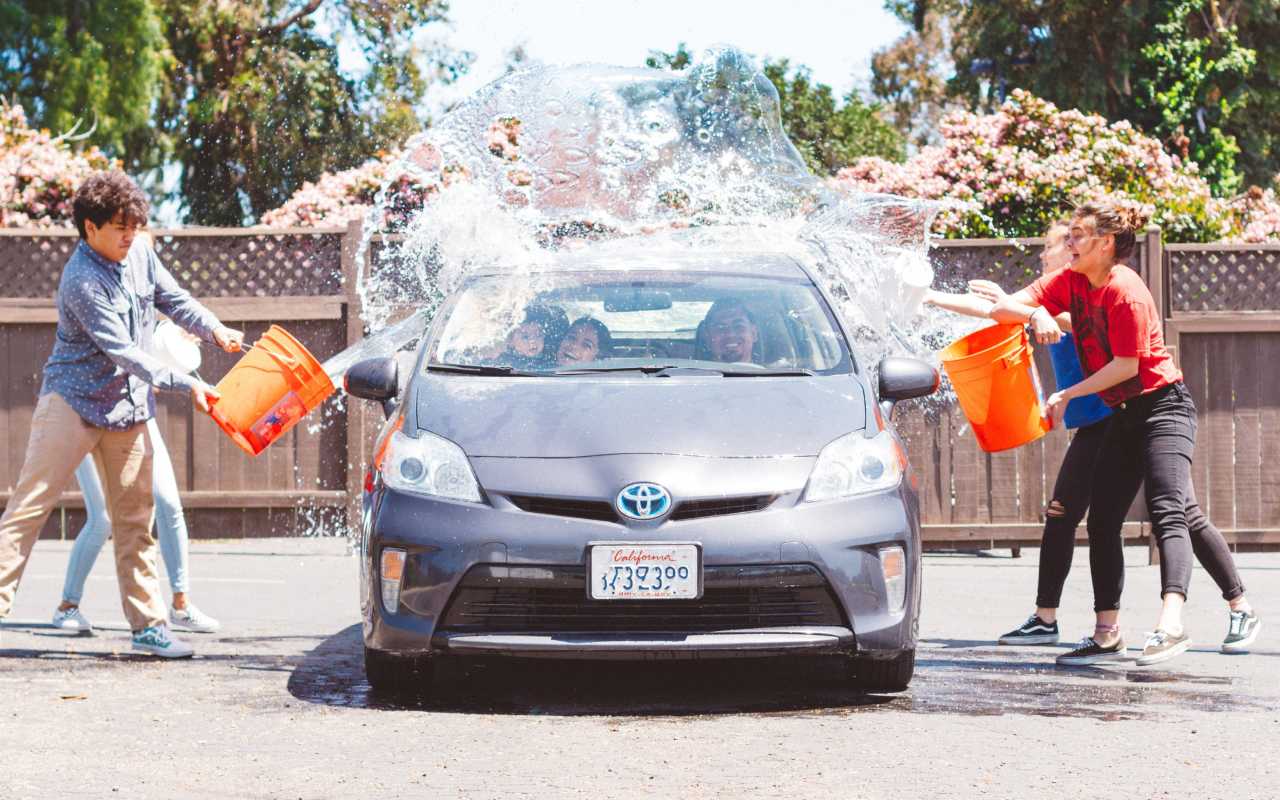 Volunteers participating in a fundraising car wash event. Volunteers, students and donors can find opportunities like this on GivePulse. 